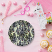 Ein schneebedeckter Wald mit Weihnachtsbäumen Pappteller (Party)