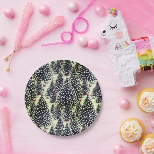 Ein schneebedeckter Wald mit Weihnachtsbäumen Pappteller (Party)