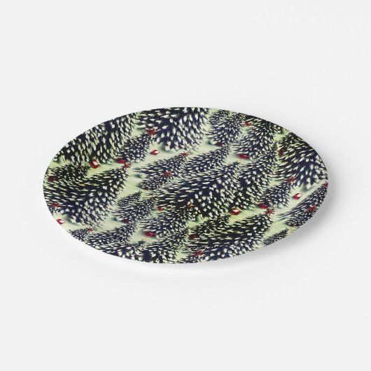 Ein schneebedeckter Wald mit Weihnachtsbäumen Pappteller (Schrägansicht)