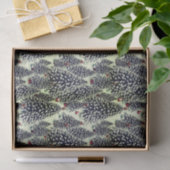 Ein schneebedeckter Wald mit Weihnachtsbäumen Seidenpapier (Geschenk)