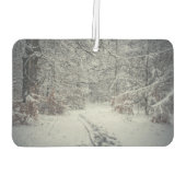Ein schneebedeckter Weg durch einen Winterwald Autolufterfrischer (Rückseite)