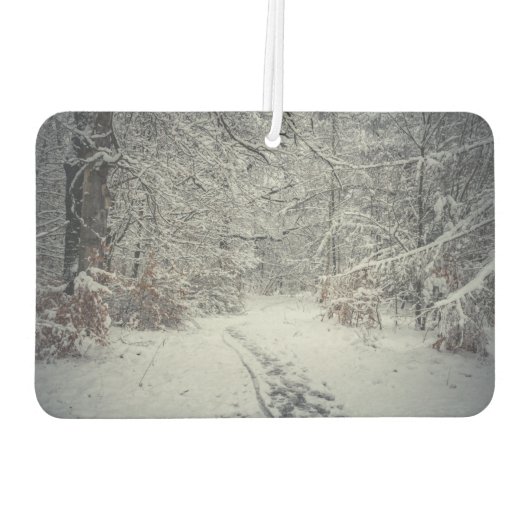 Ein schneebedeckter Weg durch einen Winterwald Autolufterfrischer (Rückseite)