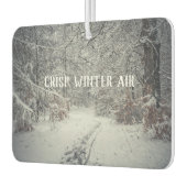 Ein schneebedeckter Weg durch einen Winterwald Autolufterfrischer (Links)