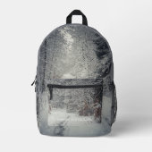 Ein schneebedeckter Weg durch einen Winterwald Bedruckter Rucksack (Vorderseite)