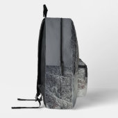 Ein schneebedeckter Weg durch einen Winterwald Bedruckter Rucksack (Links)