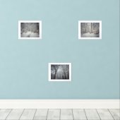 Ein schneebedeckter Weg durch einen Winterwald Bilderwand Sets (Holzboden)