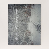 Ein schneebedeckter Weg durch einen Winterwald Puzzle (Vertikal)