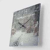 Ein schneebedeckter Weg durch einen Winterwald Quadratische Wanduhr (Winkel)