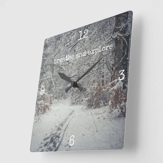 Ein schneebedeckter Weg durch einen Winterwald Quadratische Wanduhr (Winkel)