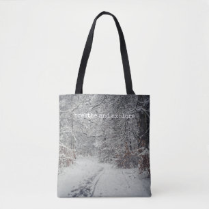 Ein schneebedeckter Weg durch einen Winterwald Tasche