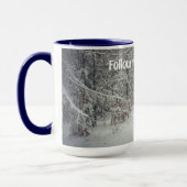 Ein schneebedeckter Weg durch einen Winterwald Tasse (Links)