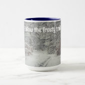 Ein schneebedeckter Weg durch einen Winterwald Tasse (Zentrum)