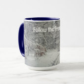 Ein schneebedeckter Weg durch einen Winterwald Tasse (Vorderseite Links)