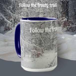 Ein schneebedeckter Weg durch einen Winterwald Tasse