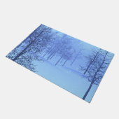 Ein schneebedecktes Winterwald Fußmatte (Schrägansicht)
