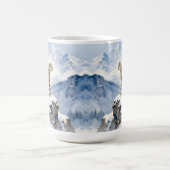Ein Schneeleopard auf schneebedecktem Gipfel Kaffeetasse (Mittel)