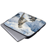 Ein Schneeleopard auf schneebedecktem Gipfel Perso Laptopschutzhülle (Vorne Knopf)