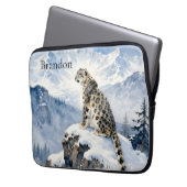Ein Schneeleopard auf schneebedecktem Gipfel Perso Laptopschutzhülle (Vorderseite Links)