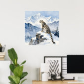 Ein Schneeleopard auf schneebedecktem Gipfel Poster (Heimbüro)