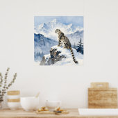 Ein Schneeleopard auf schneebedecktem Gipfel Poster (Küche)
