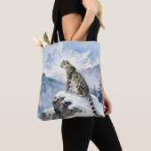 Ein Schneeleopard auf schneebedecktem Gipfel Tasche (Von Nahem)