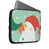 Ein Schneemann, der eine Verzierung auf einem Baum Laptopschutzhülle (Vorne Rechts)