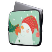 Ein Schneemann, der eine Verzierung auf einem Baum Laptopschutzhülle (Vorderseite Links)