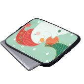 Ein Schneemann, der eine Verzierung auf einem Baum Laptopschutzhülle (Vorne Knopf)