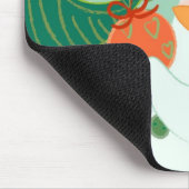 Ein Schneemann, der eine Verzierung auf einem Baum Mousepad (Ecke)