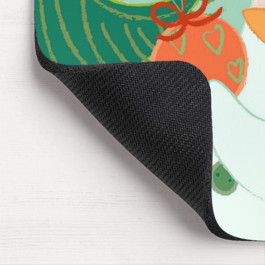 Ein Schneemann, der eine Verzierung auf einem Baum Mousepad (Ecke)