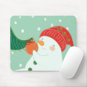 Ein Schneemann, der eine Verzierung auf einem Baum Mousepad (Mit Mouse)