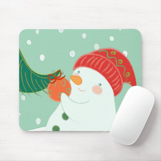 Ein Schneemann, der eine Verzierung auf einem Baum Mousepad (Mit Mouse)