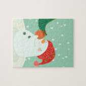 Ein Schneemann, der eine Verzierung auf einem Baum Puzzle (Horizontal)