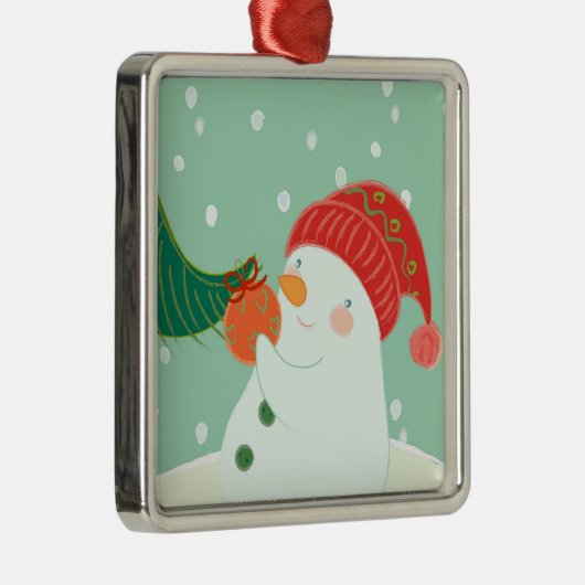 Ein Schneemann, der eine Verzierung auf einem Baum Silbernes Ornament (Rechts)