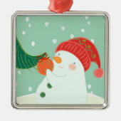 Ein Schneemann, der eine Verzierung auf einem Baum Silbernes Ornament (Vorne)