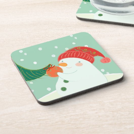 Ein Schneemann, der eine Verzierung auf einem Baum Untersetzer (Linke Seite)