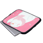 Ein Schneemann, der für eine fallende Schneeflocke Laptopschutzhülle (Vorne Knopf)