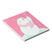 Ein Schneemann, der nach einer fallenden Schneeflo Notizblock (angewinkelt)