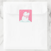 Ein Schneemann, der nach einer fallenden Schneeflo Quadratischer Aufkleber (Tasche)