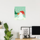 Ein Schneemann hängt ein Ornament an einem Baum Poster (Heimbüro)