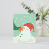 Ein Schneemann hängt ein Ornament an einem Baum Postkarte (Stehend Vorderseite)