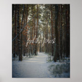 Ein Schneeweg im Kiefernwald Poster (Vorne)