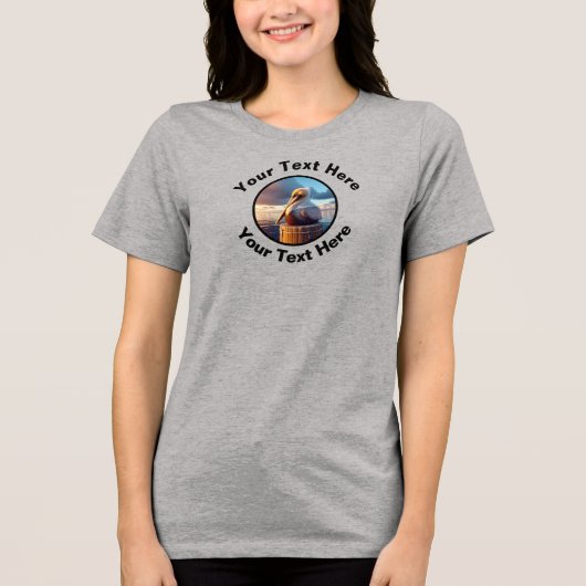 Ein schöner brauner Pelikan mit eigenem Text Tri-Blend Shirt (Vorderseite)