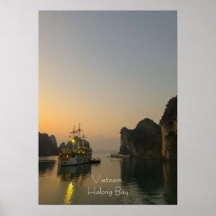 Ein schöner Sonnenuntergang in Halong Bay, Vietnam Poster
