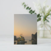 Ein schöner Sonnenuntergang in Halong Bay, Vietnam Postkarte (Stehend Vorderseite)
