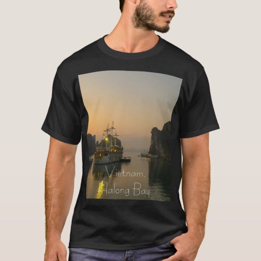 Ein schöner Sonnenuntergang in Halong Bay, Vietnam T-Shirt (Vorderseite)