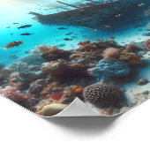 Ein schöner Taucher beobachtet ein Schiffswrack Poster (Ecke)