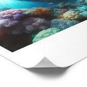 Ein schöner Taucher findet ein Schiff, das im Riff Poster (Ecke)