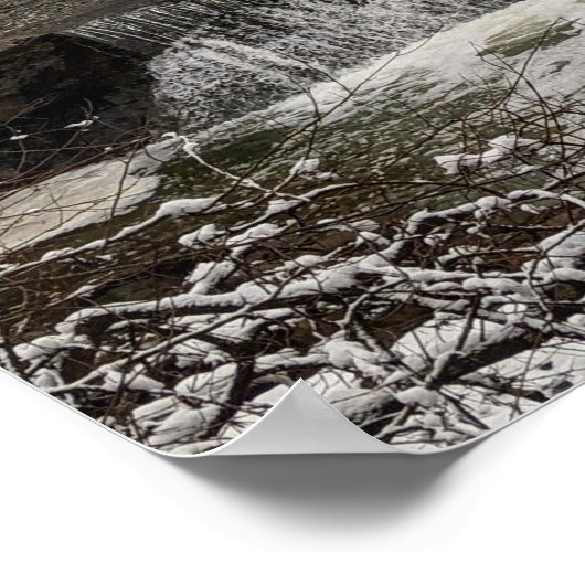 Ein schöner Wasserfall mit Schnee Poster (Ecke)