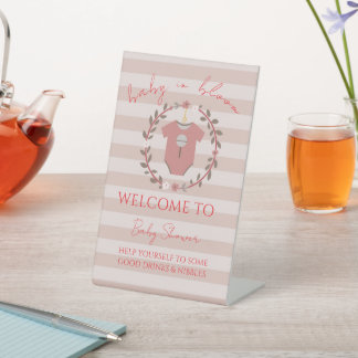 Ein schönes Baby-Shower-Design mit klassischen Str Sockelschild